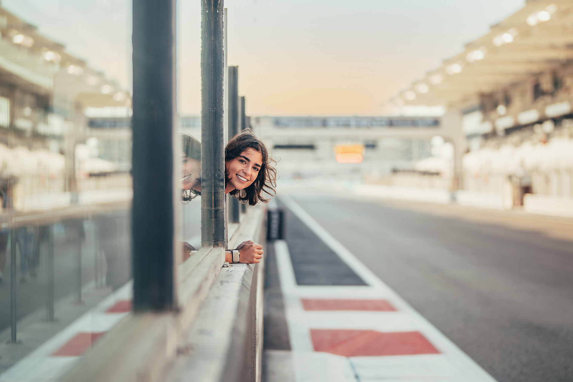 Jamie Chadwick viewing the pit straight during the 2021 Abu Dhabi Grand Prix race weekend at the Yas Marina Circuit